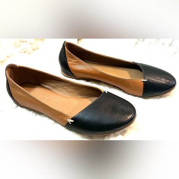 Bueno Shoes - Bueno Black Tan Soft Leather slip on ballet flat women’s size 7